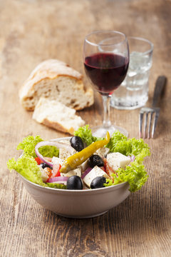 frischer Griechischer Salat mit Oliven