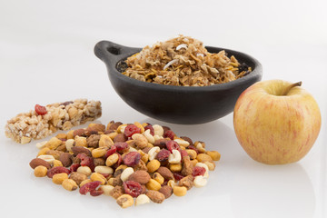 Cereales, barra de granola y manzana
