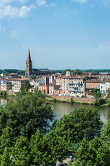 Obraz premium Le Tarn river passing through Montauban, France