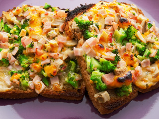 Toasts with broccoli and cheese