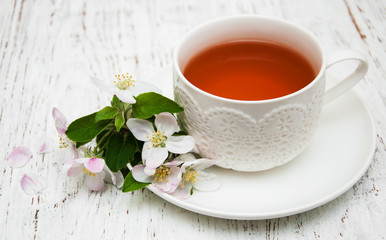 Obraz na płótnie Canvas Cup of tea and spring blossom