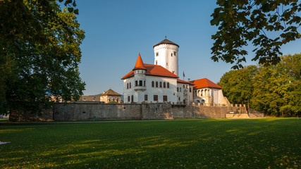 Fototapeta na wymiar Budatinsky zamok - zamek z wieżą - Budatin, Zilina, Słowacja