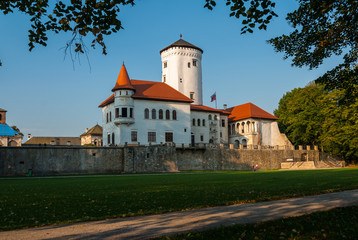 Fototapeta na wymiar Budatínsky zamok - Schloss mit Turm - Budatin, Zilina, Slowakei