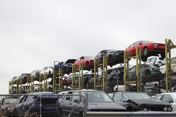 Coches apilados en el desguace. Coches para chatarra. Centro de reciclaje.