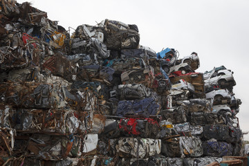 Coches apilados en el desguace. Coches para chatarra. Centro de reciclaje.