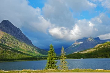 Fototapete Naturpark Beautiful lake in Glacier National Park.  © bettys4240