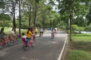 Obraz premium people cycling in the park