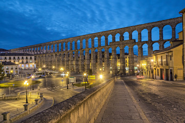 Ancient Roman aqueduct on Plaza del Azoguejo square in Segovia, - obrazy, fototapety, plakaty