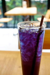 Butterfly pea and lemongrass mixture juice