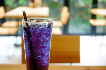 Butterfly pea and lemongrass mixture juice