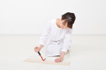 Fototapeta premium 釘を抜く女性