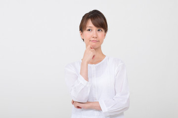 考えている女性