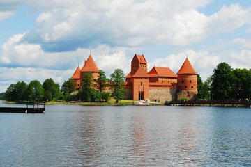 Obraz premium Galves lake,Trakai old red bricks castle view