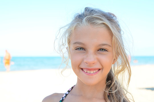 Bambina bionda al mare