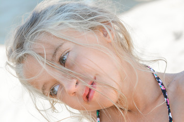 Bambina bionda al mare