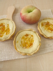 Kleine Käsekuchen mit Pfirsich