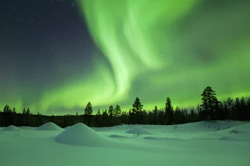 Küchenrückwand glas motiv Nordlichter Aurora borealis über verschneiter Winterlandschaft, Finnisch-Lappland