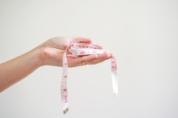 hand holding a mesuring tape