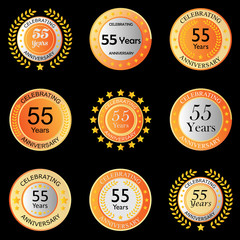 Jubiläumsbutton orange auf schwarzem Hintergrund