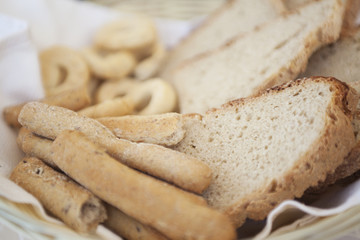 Cestino di Pane, Grissini alle olive e Tarallucci