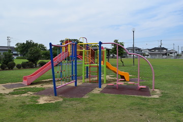 Fototapeta premium 公園の遊具／山形県庄内地方の公園でブランコや滑り台などの遊具を撮影した写真です。