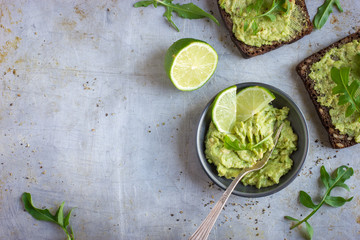 guacamole en rogge toast op rustieke achtergrond