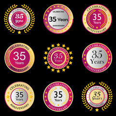 Jubiläumsbutton rosa, pink auf schwarzem Hintergrund