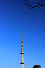 Obraz premium RADIO SIGNAL RECEIVING TOWER IN BLUE BACKDROP