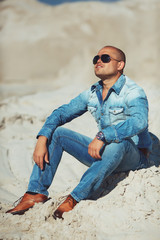 Obraz premium handsome young man smiling outdoors