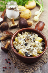 Potatoes with mushrooms in cream sauce