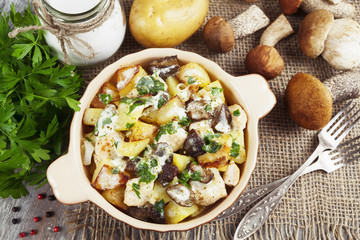 Potatoes with mushrooms in sour cream