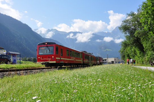 Zillertalbahn vor Bergkulisse / &Ouml;sterreich
