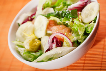 Salad with lettuce, cucumbers and grapefruit