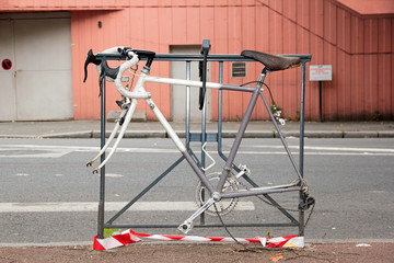 vélo de course sans roue attaché à une grille, vol ou protection contre le vol ?