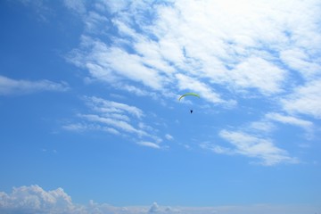 青空を飛ぶパラグライダー