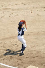 キャッチボールをする女子