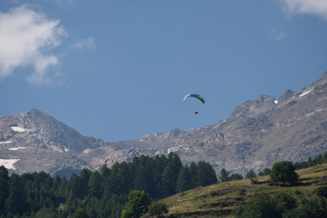 Fototapeta na wymiar paracadutismo parapendio volare montagna