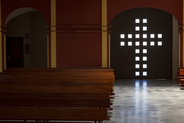 Interior de un templo religioso. Iglesia vacía. Bancos en una iglesia vacía.