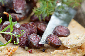 Dunkel geräucherte Südtiroler Kaminwurzen mit Schüttelbrot und Gewürzen