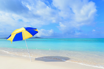 沖縄の美しい海とビーチパラソル