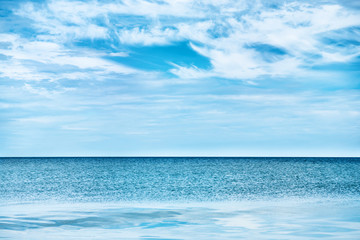 Fototapeta na wymiar Blue clear sea and sky