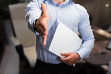 stretta di mano uomo in ufficio per lavoro con contratto