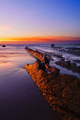 Obraz premium rocks in Barrika with sunset reflection