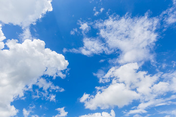 Naklejka premium white clouds in the blue sky with space