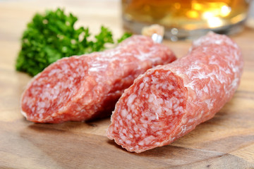 Salami und Maß Bier als Speise im Biergarten oder Bierzelt zum Oktoberfest in Bayern 