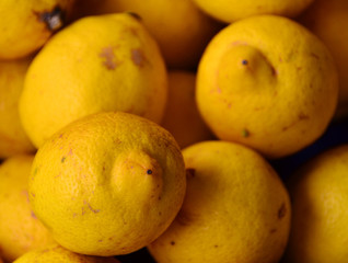 Yellow colored fruits are on grocery shelf.