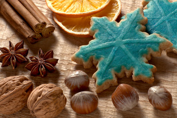 Weihnachtsmotiv mit Orangenscheiben, Zimt, Nüssen und Plätzchen