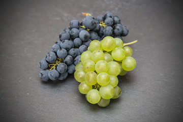 grüne und blaue Weintrauben mit Vignette