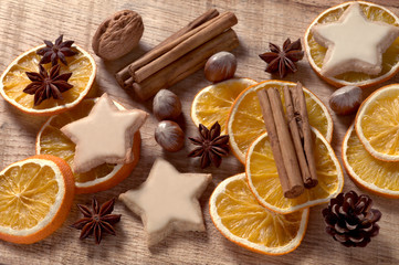 Weihnachtsmotiv mit Orangenscheiben, Zimt, Nüssen und Plätzchen0