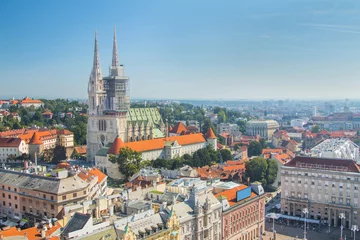 Deurstickers Jelacic plein en katholieke kathedraal in het centrum van Zagreb, Kroatië, panoramisch uitzicht © ilijaa